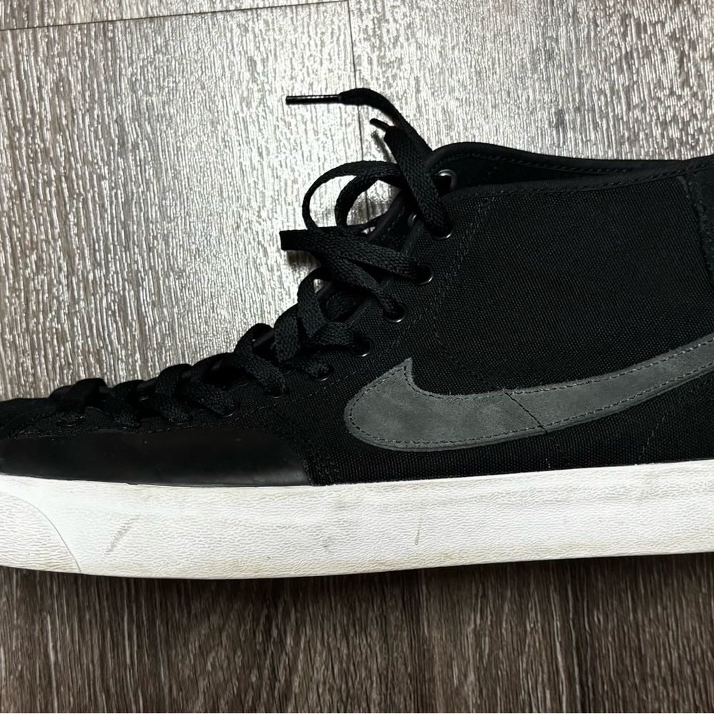 Nike SB BLZR COURT MID Men's Black and Gray Sneakers